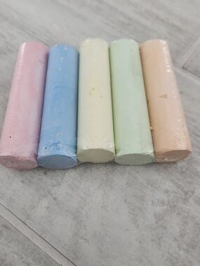 🐻 Assorted Sidewalk Chalk Sticks